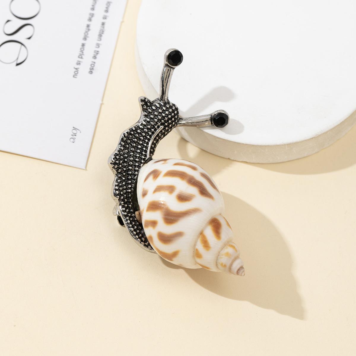 Брошка з натурального перламутру Равлик у формі черепашки для елегантних чарівниць Жіноча брошка Ювелірні вироби Подарунок 52x31 мм 52x31mm
Брошка з натурального перламутру Равлик у формі черепашки для елегантних чарівниць Жіноча брошка Ювелірні вироби Подарунок 52x31 мм 52x31mm