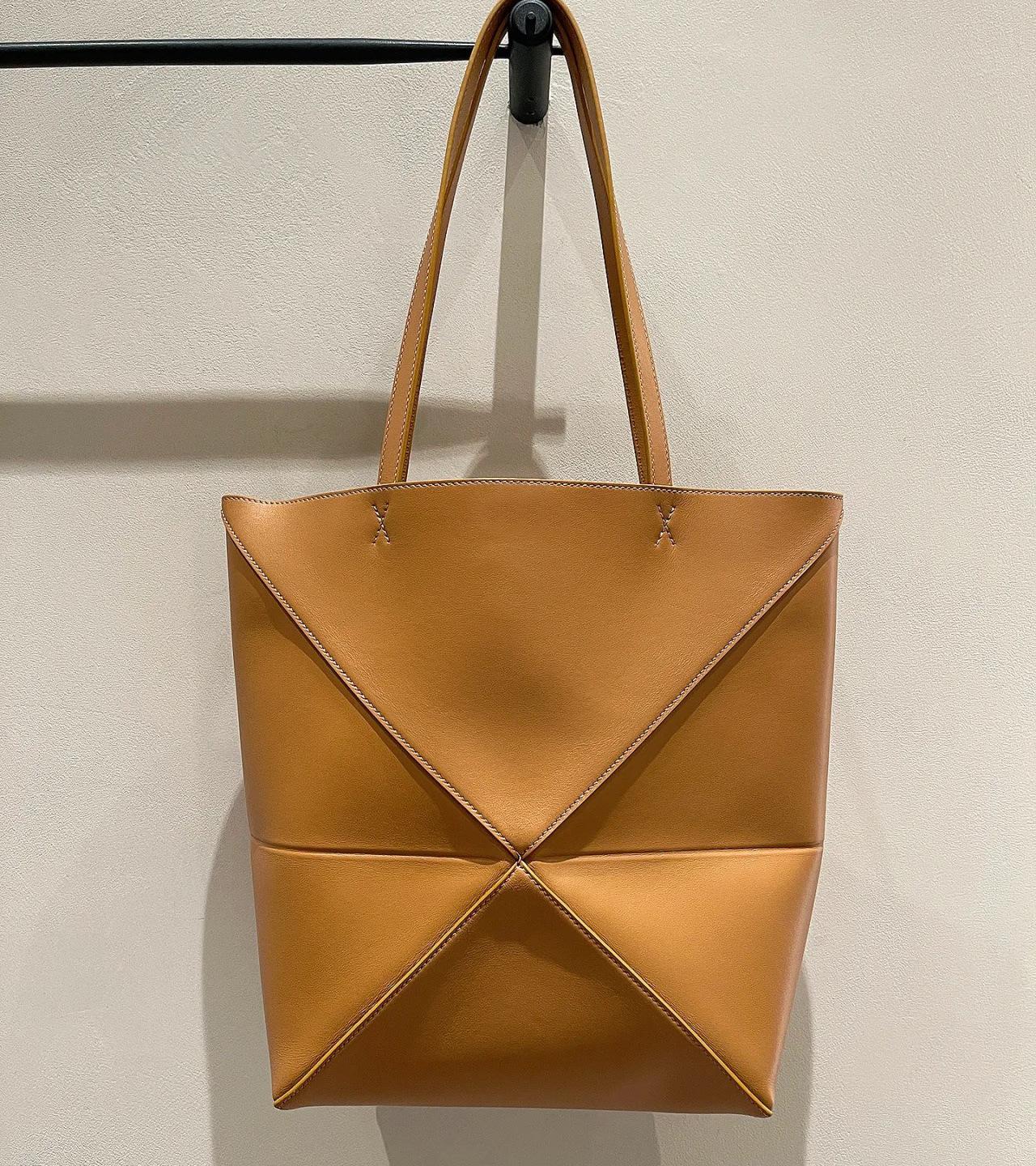 High-quality niche new leather folding tote bag fashionable large capacity simple casual shoulder crossbody portable bucket Medium size 25*14*33cm коричневый
High-quality niche new leather folding tote bag fashionable large capacity simple casual shoulder crossbody portable bucket Medium size 25*14*33cm коричневый