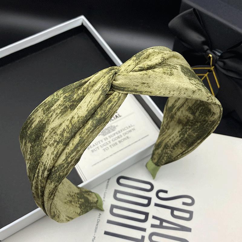 Retro Hong Kong-Style Hair Clip Headband for Women - Versatile, Wide-Edged Headdress for Daily Use
Retro Hong Kong-Style Hair Clip Headband for Women - Versatile, Wide-Edged Headdress for Daily Use