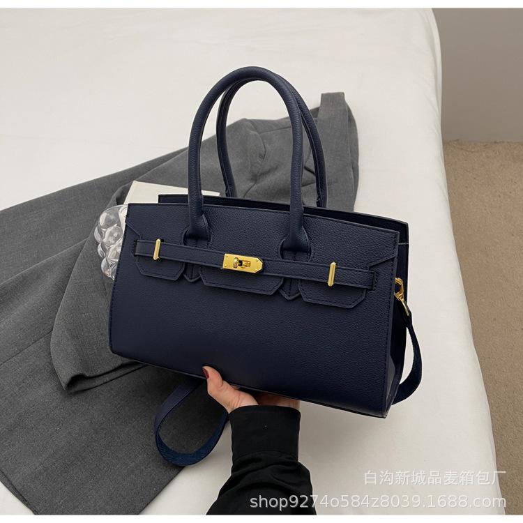 Bags Kelly bag women s 2025 autumn and winter new platinum bag large capacity portable shoulder messenger commuter bag синий
Bags Kelly bag women s 2025 autumn and winter new platinum bag large capacity portable shoulder messenger commuter bag синий