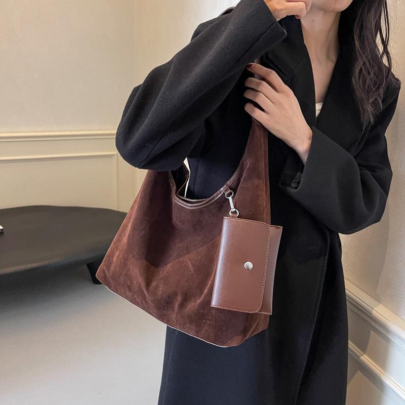 2025 new fashion foreign casual armpit bag European and American retro feeling large capacity matte shoulder women s bag 36*12*35 темно-коричневого
2025 new fashion foreign casual armpit bag European and American retro feeling large capacity matte shoulder women s bag 36*12*35 темно-коричневого