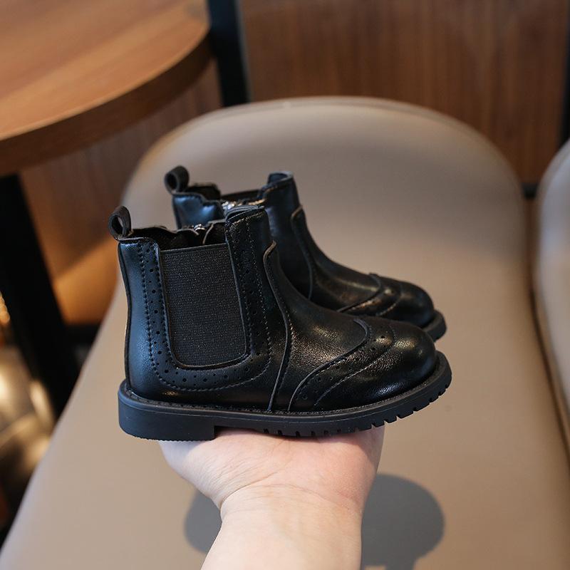 Design Children Leather Shoes Spring Autumn Kids Ankle Boots Brogue Style Boys Girls Short Boots Brown, White, Black 27 чорний
Design Children Leather Shoes Spring Autumn Kids Ankle Boots Brogue Style Boys Girls Short Boots Brown, White, Black 27 чорний