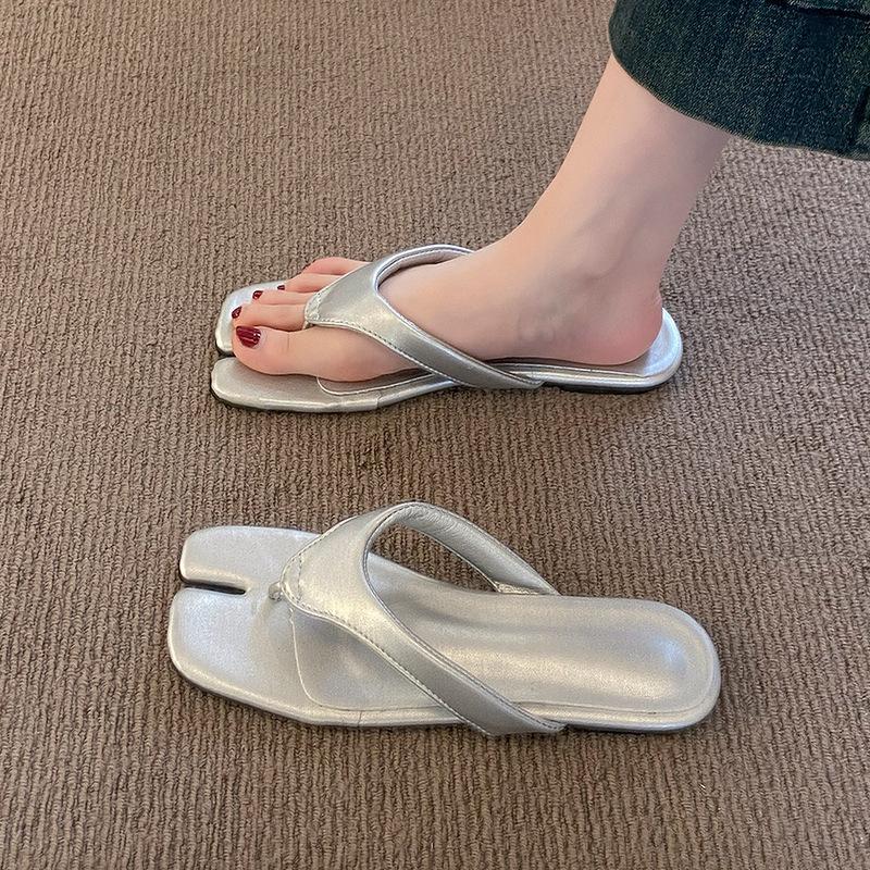 Beautiful skirt silver toe beach slippers women s summer wear 2025 new flat-bottomed flip-flops pig s trotters cool slippers 40 чорний
Beautiful skirt silver toe beach slippers women s summer wear 2025 new flat-bottomed flip-flops pig s trotters cool slippers 40 чорний