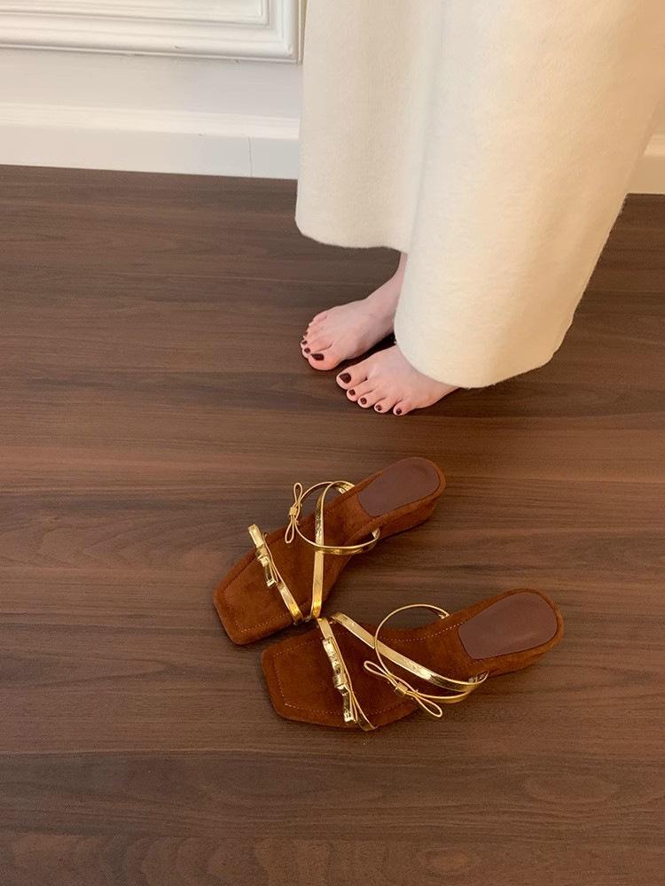 French open-toed bow square head slope heel cool slippers outer wear women s summer new temperament golden thin strap one-word drag 40
French open-toed bow square head slope heel cool slippers outer wear women s summer new temperament golden thin strap one-word drag 40