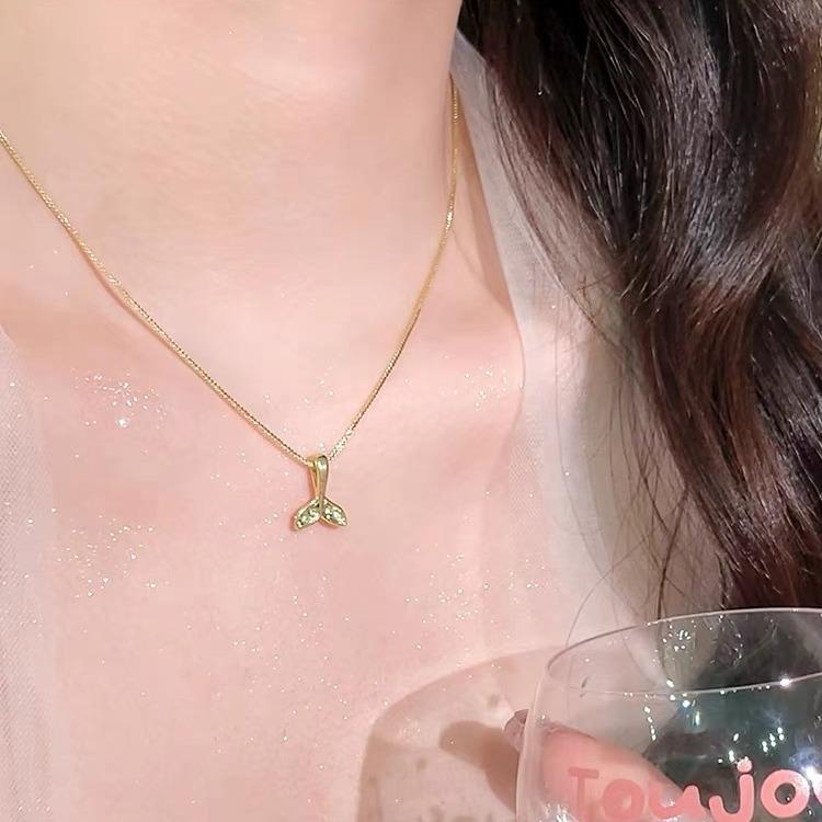 Gold Zircon Fishtail Necklace: Exquisite Titanium Steel, Non-fading, Light Luxury Design, Versatile for Women’s High-End Style.
Gold Zircon Fishtail Necklace: Exquisite Titanium Steel, Non-fading, Light Luxury Design, Versatile for Women’s High-End Style.