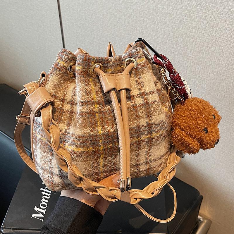 Fashionable Woolen Belt Bag Autumn and Winter New Versatile Ins Fashionable Commuting Retro Plaid Bucket
Fashionable Woolen Belt Bag Autumn and Winter New Versatile Ins Fashionable Commuting Retro Plaid Bucket