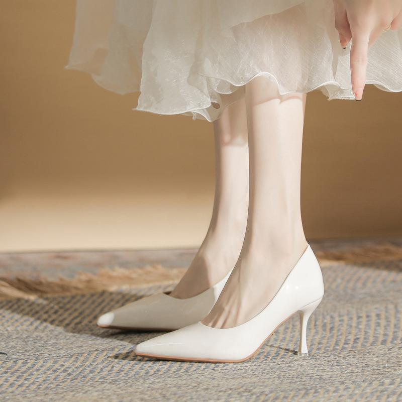 Nude high heels women s stilettos 2025 spring and autumn new niche temperament white patent leather sexy versatile pointed single shoes 40
Nude high heels women s stilettos 2025 spring and autumn new niche temperament white patent leather sexy versatile pointed single shoes 40