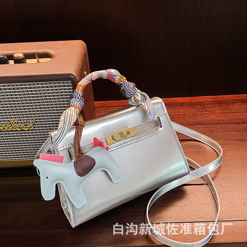 Сумка из лакированной кожи женская новая модная свадебная сумка портативная на плечо женская сумка высококлассная сумка-мессенджер серебряный
Сумка из лакированной кожи женская новая модная свадебная сумка портативная на плечо женская сумка высококлассная сумка-мессенджер серебряный