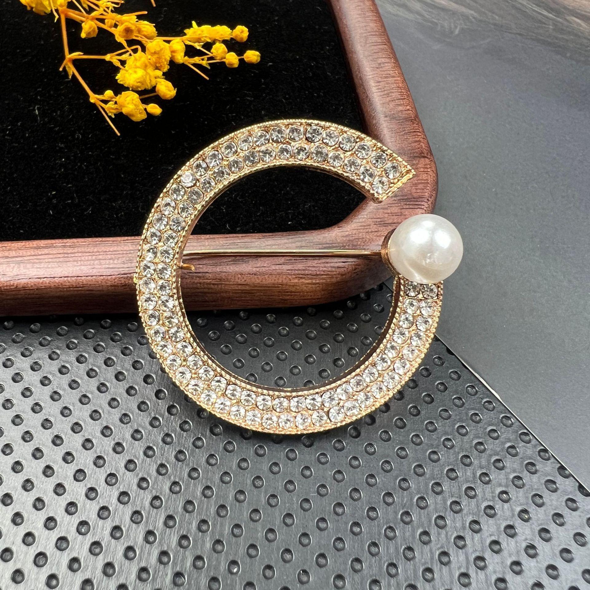 Ретро брошь с кристаллами-бриллиантами, с булавкой от оголения и металлической пряжкой для аксессуаров для одежды
Ретро брошь с кристаллами-бриллиантами, с булавкой от оголения и металлической пряжкой для аксессуаров для одежды