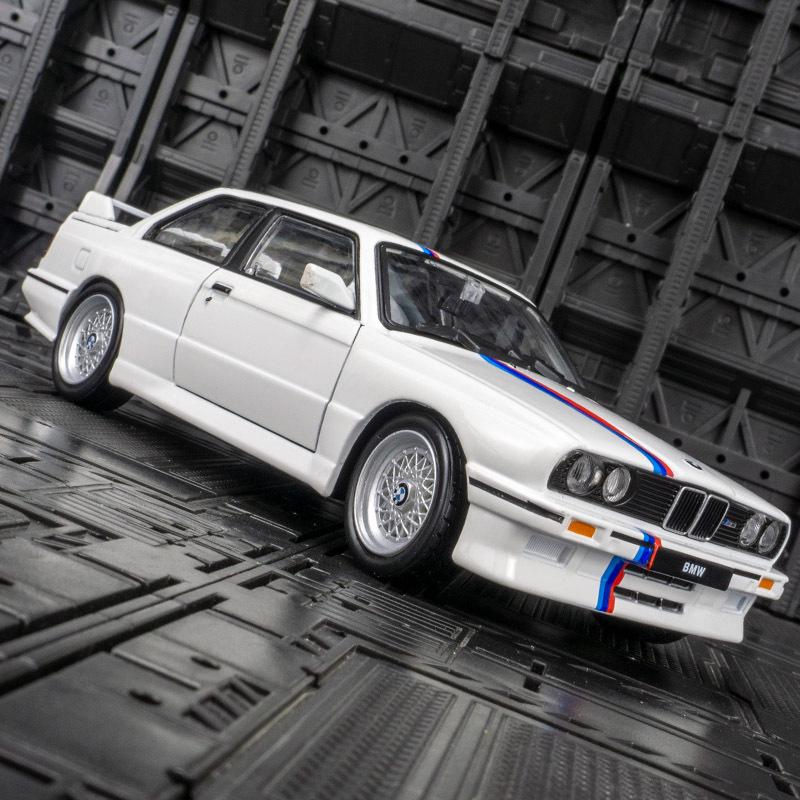 Bburago 1988 E30 M3 Спортивный автомобиль Коллекция моделей из сплава Ретро украшение белый
Bburago 1988 E30 M3 Спортивный автомобиль Коллекция моделей из сплава Ретро украшение белый
