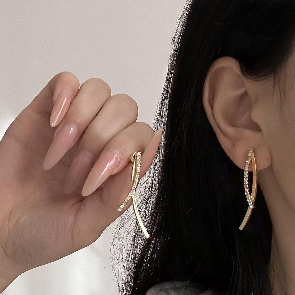 S silver needle high-end sense Internet celebrity diamond earrings, a two-band trendy new stud earrings Korean ear jewelry золотий
S silver needle high-end sense Internet celebrity diamond earrings, a two-band trendy new stud earrings Korean ear jewelry золотий