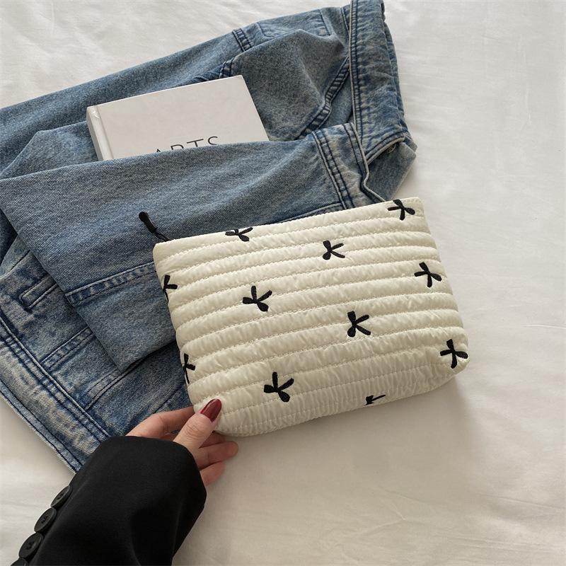 Косметичка с вышивкой бантиком Ins, большая вместимость, на молнии, для макияжа, для умывальных принадлежностей, дорожная, клатч из ткани Оксфорд для девочек, женщин белый
Косметичка с вышивкой бантиком Ins, большая вместимость, на молнии, для макияжа, для умывальных принадлежностей, дорожная, клатч из ткани Оксфорд для девочек, женщин белый