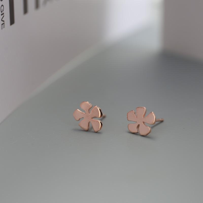 Серьги-лепестки для женщин, простые серьги в стиле ins, нишевый дизайн, универсальные маленькие и свежие серьги
Серьги-лепестки для женщин, простые серьги в стиле ins, нишевый дизайн, универсальные маленькие и свежие серьги