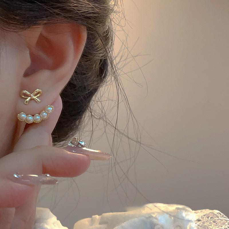 Bow pearl earrings compact fashion stud earrings light luxury high sense versatile ins earrings women
Bow pearl earrings compact fashion stud earrings light luxury high sense versatile ins earrings women
