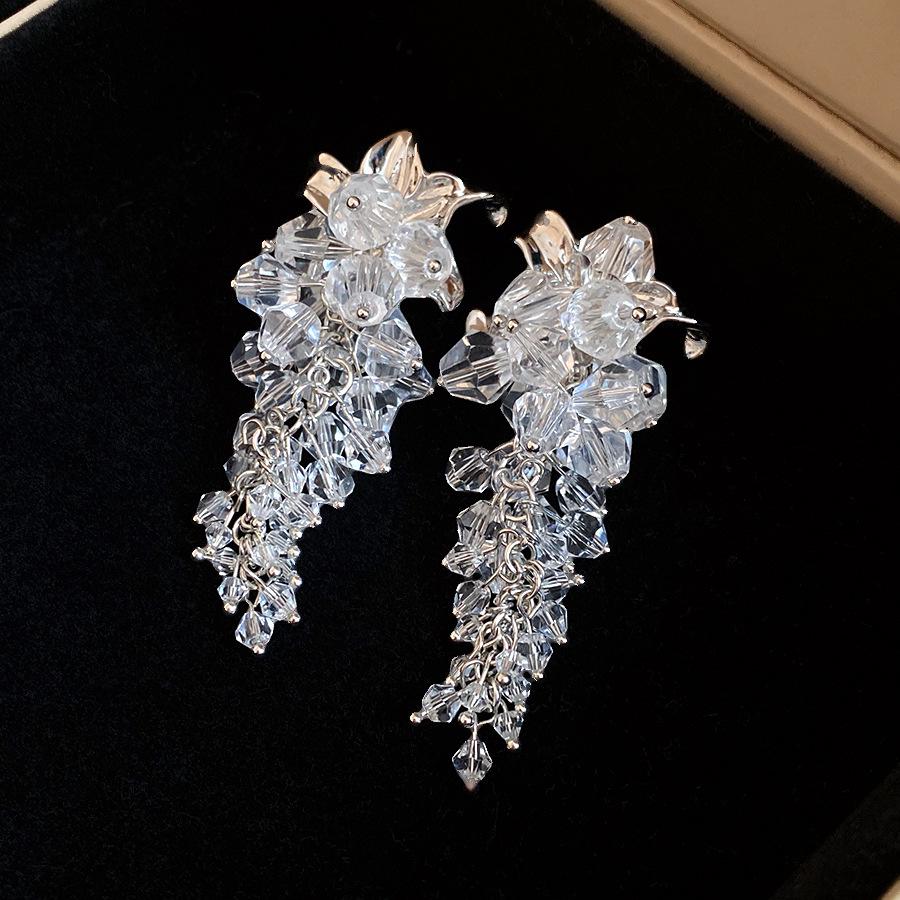 Silver needle flower glass bead fringed earrings long elegant and unique temperament earrings light luxury high-end earrings
Silver needle flower glass bead fringed earrings long elegant and unique temperament earrings light luxury high-end earrings