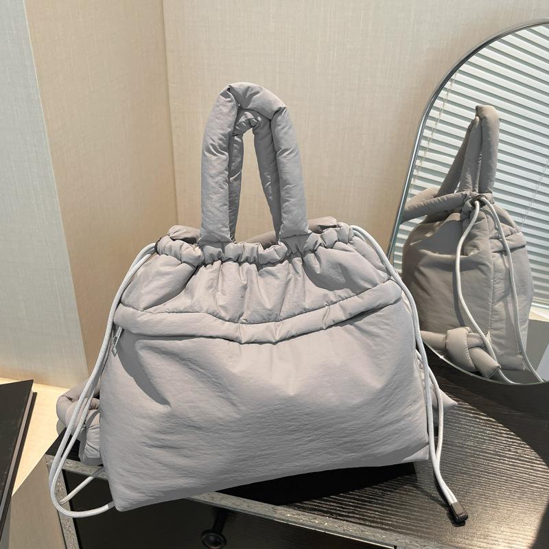 Пушистая нейлоновая сумка-тоут с хлопковым наполнителем, сумка через плечо с завязками, женский зимний повседневный рюкзак, модная сумка Cloud
Пушистая нейлоновая сумка-тоут с хлопковым наполнителем, сумка через плечо с завязками, женский зимний повседневный рюкзак, модная сумка Cloud