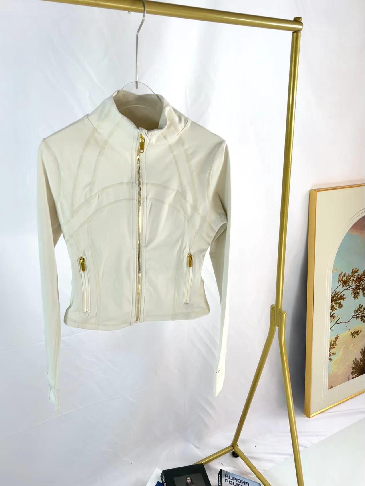 Короткое пальто с воротником-стойкой Gold Label — женская облегающая спортивная куртка от Lulu Swiff S
Короткое пальто с воротником-стойкой Gold Label — женская облегающая спортивная куртка от Lulu Swiff S