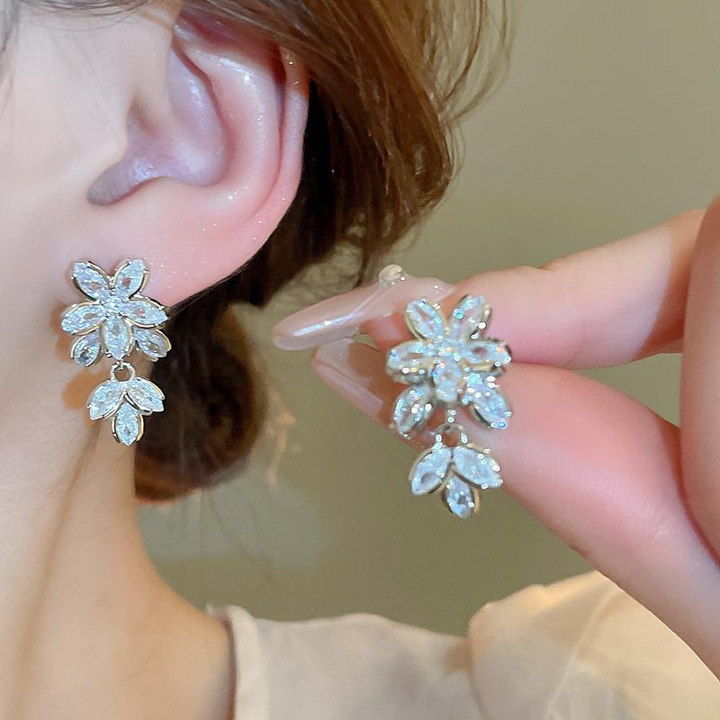Super flash zircon flower stud earrings women s Korean personality earrings fashion niche design earrings
Super flash zircon flower stud earrings women s Korean personality earrings fashion niche design earrings