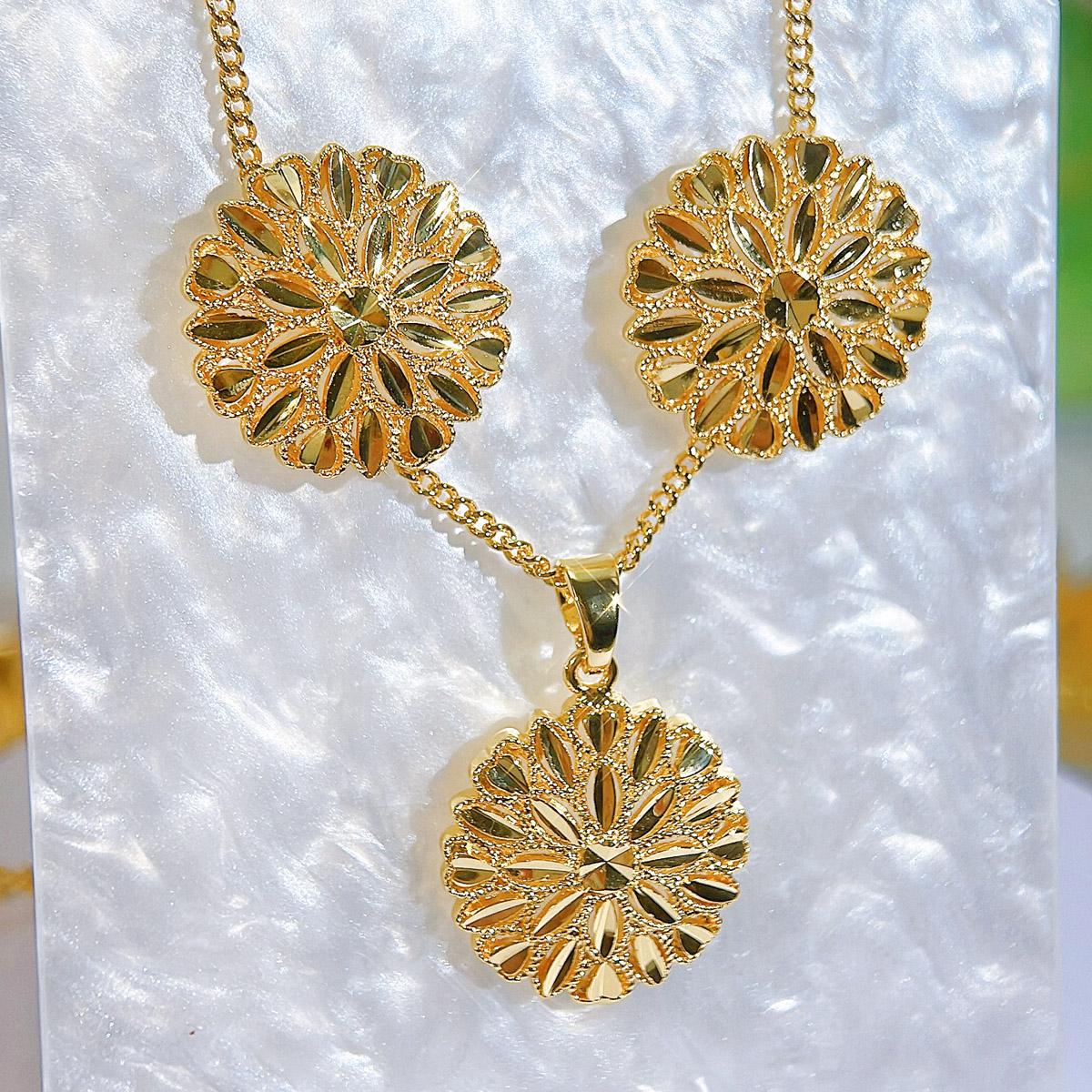 CMM набор из двух предметов роскошный золотой круглый резной кулон ожерелье серьги женские праздничные украшения аксессуары золотой
CMM набор из двух предметов роскошный золотой круглый резной кулон ожерелье серьги женские праздничные украшения аксессуары золотой