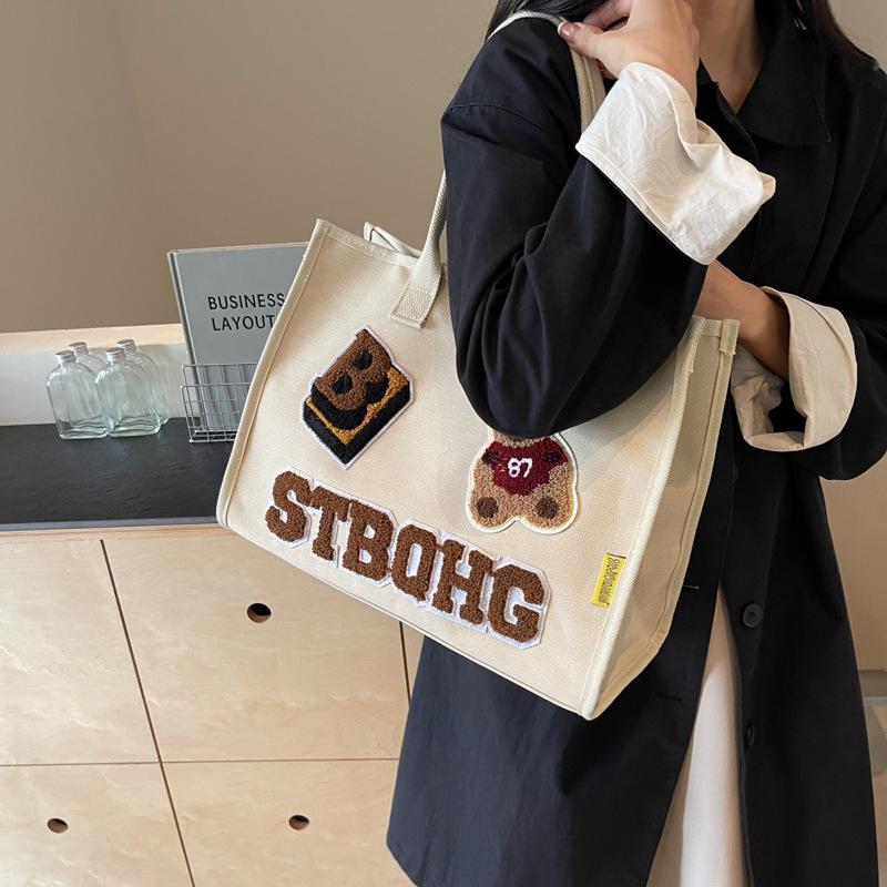 Bear towel embroidered tote bag class leisure bag women s shoulder bag large capacity 2025 autumn and winter handbag хакі
Bear towel embroidered tote bag class leisure bag women s shoulder bag large capacity 2025 autumn and winter handbag хакі