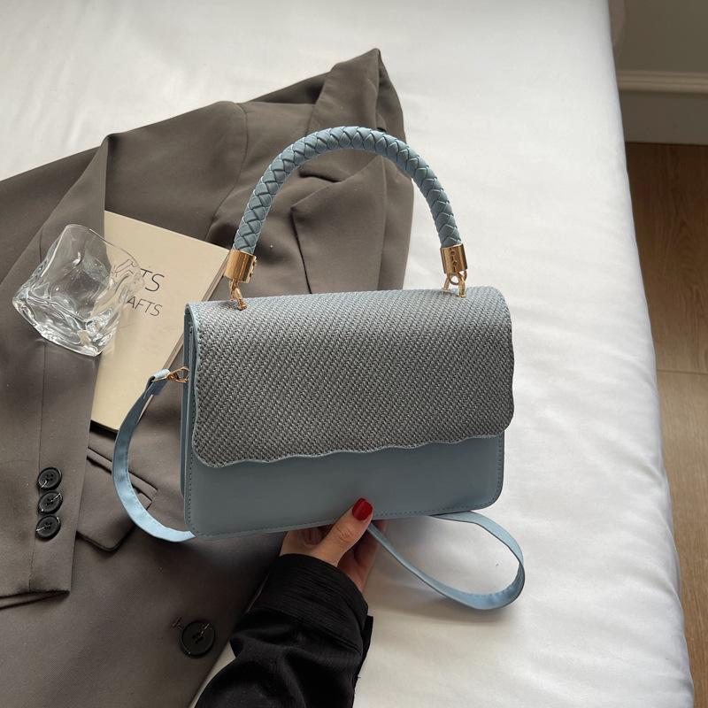 Solid color simple casual versatile portable shoulder bag spring and summer new high value temperament messenger bag women синий
Solid color simple casual versatile portable shoulder bag spring and summer new high value temperament messenger bag women синий