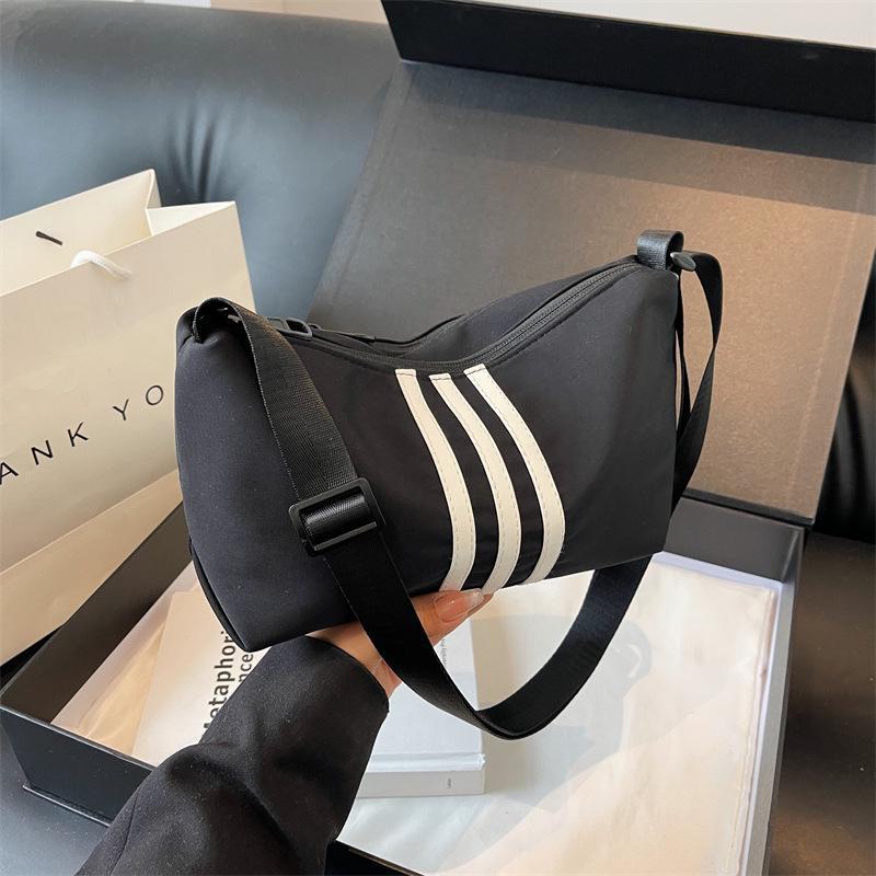 Женская сумка через плечо осень 2024 года: Вместительная, универсальная, текстурированная подушка с контрастными цветами Black with white stripes
Женская сумка через плечо осень 2024 года: Вместительная, универсальная, текстурированная подушка с контрастными цветами Black with white stripes