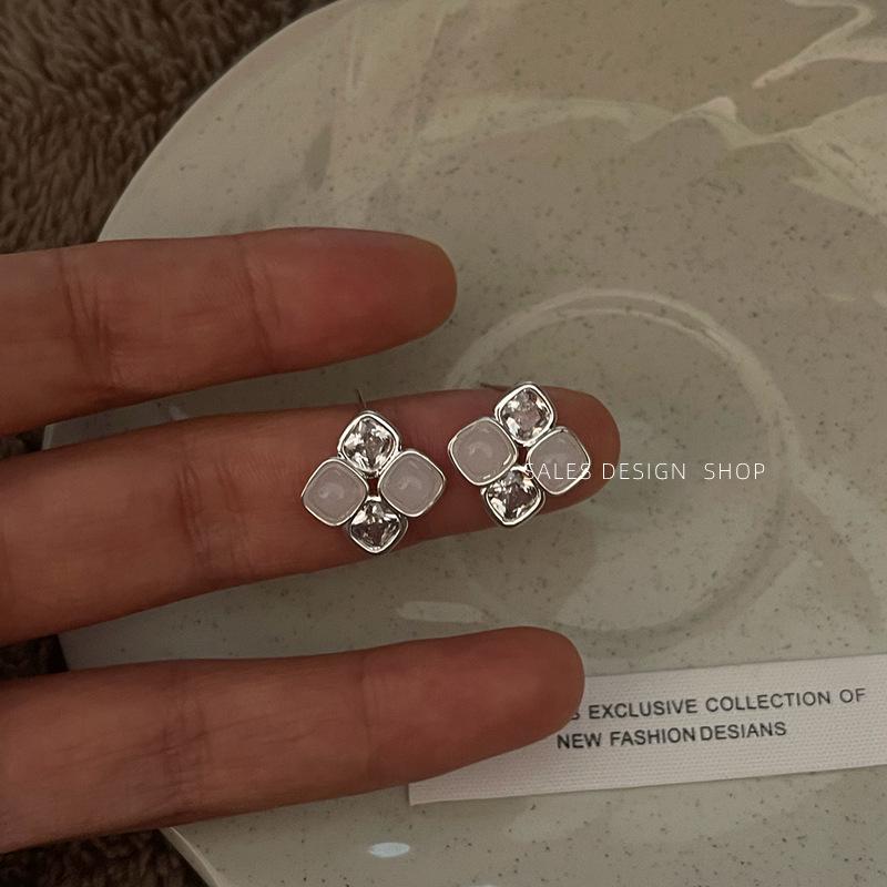 French Retro Geometric Stud Earrings: Light Luxury, Temperament, and Versatile Design for Women.
French Retro Geometric Stud Earrings: Light Luxury, Temperament, and Versatile Design for Women.