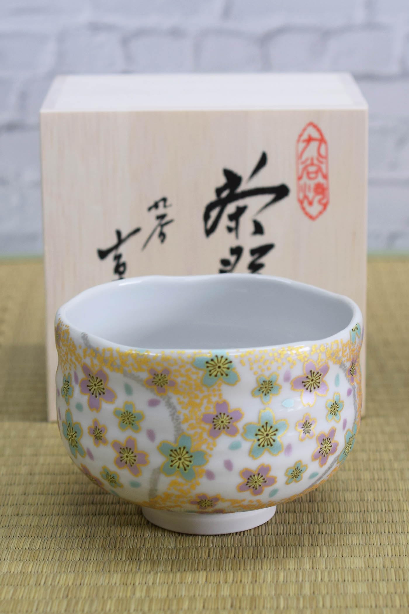 Waza no Kura Stylish Ceramic Matcha Bowl, Kutani Ware, Curved Water Flower Design, Premium Brand, Tea Ceremony Utensils, Made in Japan, Perfect as a
Waza no Kura Stylish Ceramic Matcha Bowl, Kutani Ware, Curved Water Flower Design, Premium Brand, Tea Ceremony Utensils, Made in Japan, Perfect as a