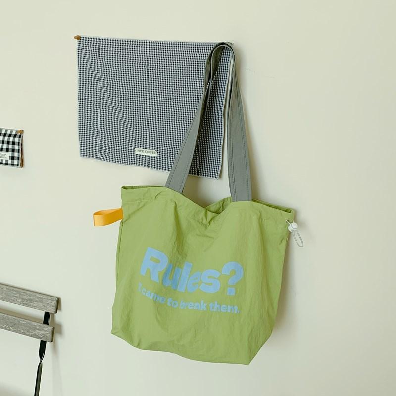 Стильная и простая сумка-тоут с буквенным принтом большой вместимости, новая универсальная сумка через плечо с плиссировкой и кулиской в контрастных цветах зелёный
Стильная и простая сумка-тоут с буквенным принтом большой вместимости, новая универсальная сумка через плечо с плиссировкой и кулиской в контрастных цветах зелёный