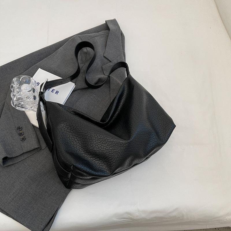 Высококачественная женская сумка, новая большая вместительная сумка из ПУ, городской простой модный стиль, однотонная сумка через плечо под мышкой one size fits all чёрный
Высококачественная женская сумка, новая большая вместительная сумка из ПУ, городской простой модный стиль, однотонная сумка через плечо под мышкой one size fits all чёрный