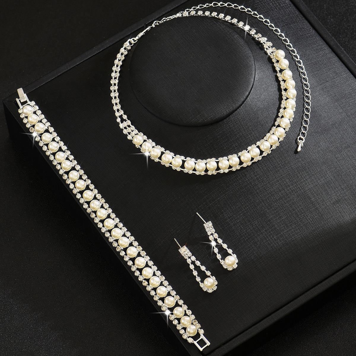 Набір весільних прикрас 2024: Намисто з кристалами, сережки та браслет з дизайном ланцюжка з кігтями
Набір весільних прикрас 2024: Намисто з кристалами, сережки та браслет з дизайном ланцюжка з кігтями