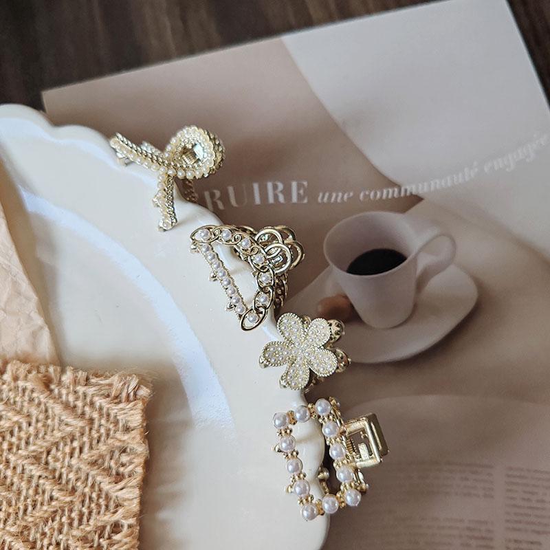 2PC Elegant Pearl & Crystal Metal Claw Clamp Small Size Grab Clip Rhinestone Accented Shark Hair Clip for High Ponytail
2PC Elegant Pearl & Crystal Metal Claw Clamp Small Size Grab Clip Rhinestone Accented Shark Hair Clip for High Ponytail