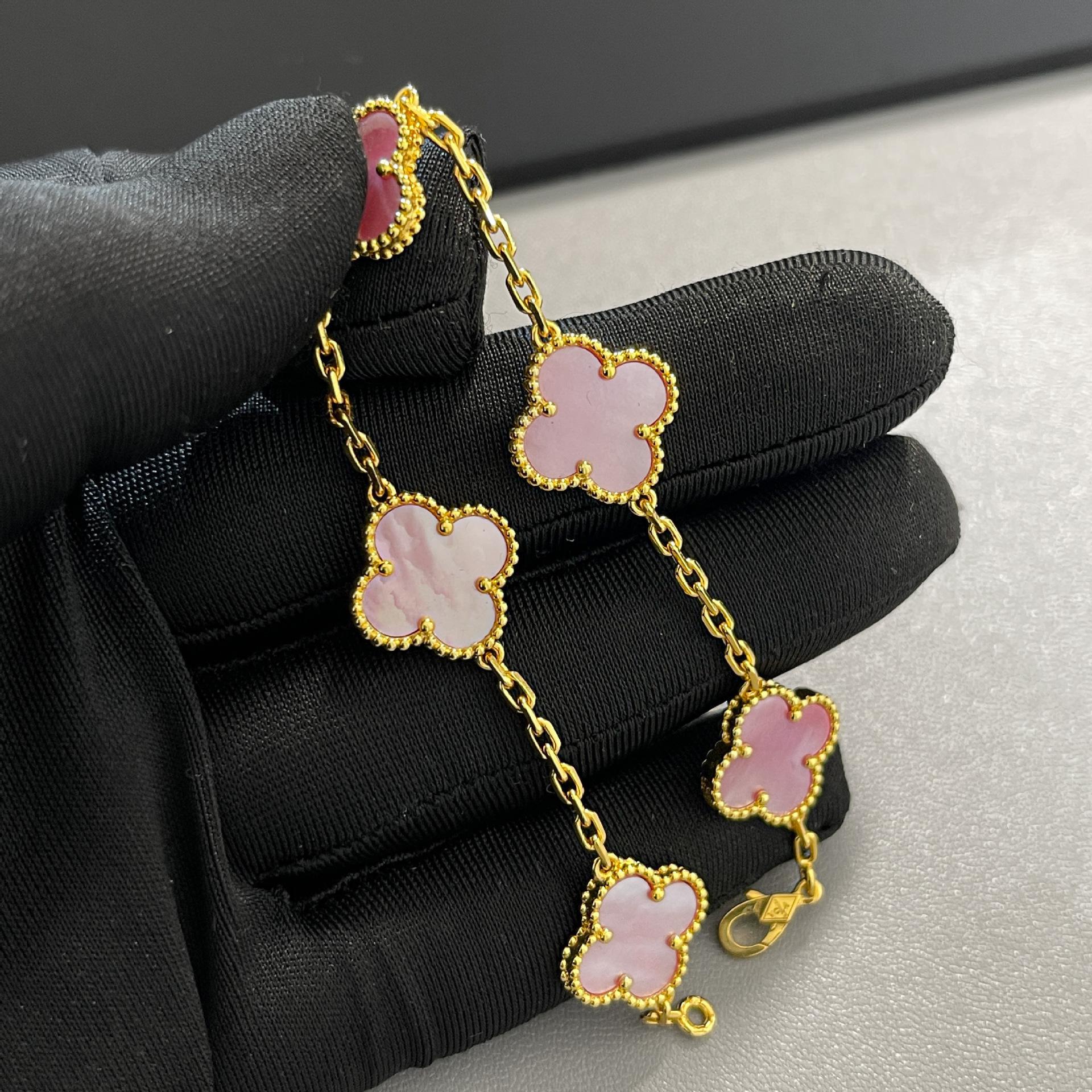 Высококлассный тонкий браслет-цветок, четырехлистный клевер, пятицветок для женщин, высококачественный браслет из 18-каратного золота в подарок на день рождения девушке V gold high version
Высококлассный тонкий браслет-цветок, четырехлистный клевер, пятицветок для женщин, высококачественный браслет из 18-каратного золота в подарок на день рождения девушке V gold high version