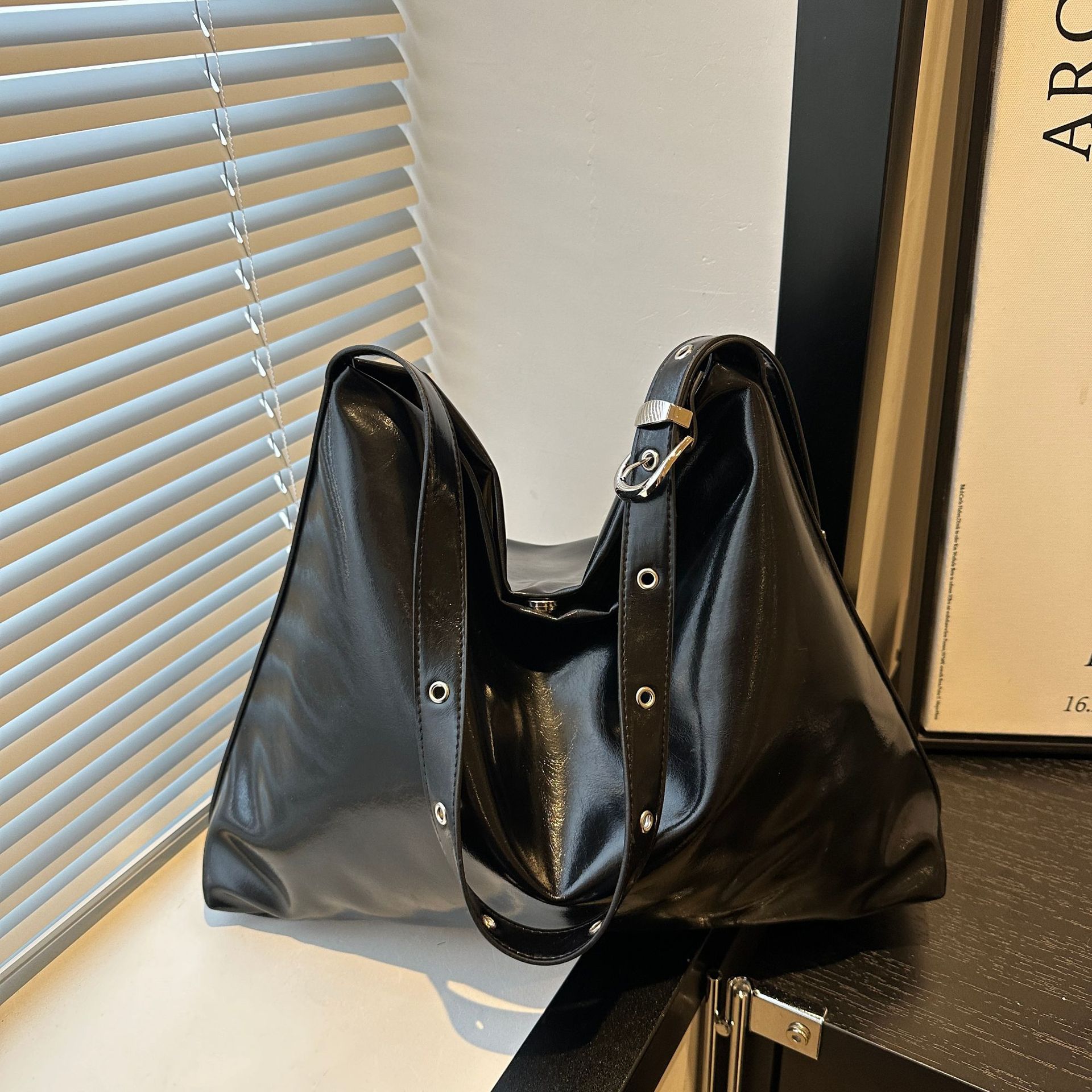 2025 new product retro Hong Kong style premium soft leather tote bag Korean large-capacity commuter versatile women s messenger bag
2025 new product retro Hong Kong style premium soft leather tote bag Korean large-capacity commuter versatile women s messenger bag