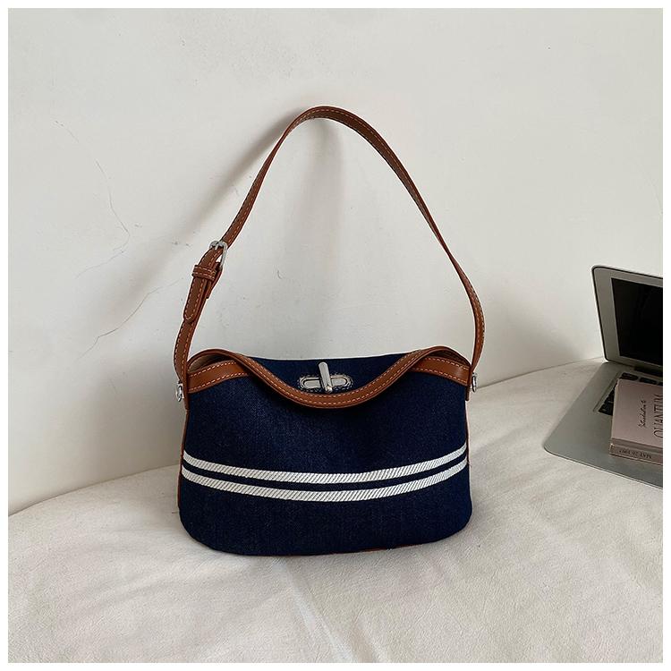Casual Ladies Underarm Bag Korean Style Mini Square Bag Simple Mother-Daughter Lock Metal Crossbody Shoulder Bag
Casual Ladies Underarm Bag Korean Style Mini Square Bag Simple Mother-Daughter Lock Metal Crossbody Shoulder Bag