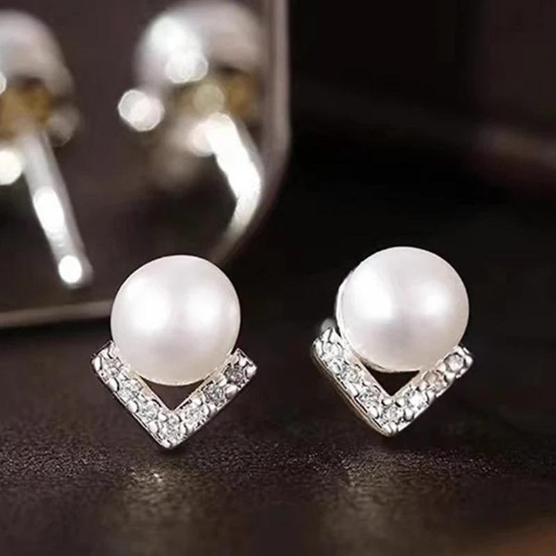 Huitan Novel V Design Stud Earrings with Imitation Pearl Women Elegant Versatile Piercing Accessories Exquisite Wedding Zircon
Huitan Novel V Design Stud Earrings with Imitation Pearl Women Elegant Versatile Piercing Accessories Exquisite Wedding Zircon