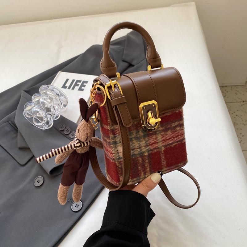 Stylish Vintage Plaid Handbag For Women 2023 New Autumn Winter Small Square Bag Cross-border Trend коричневий
Stylish Vintage Plaid Handbag For Women 2023 New Autumn Winter Small Square Bag Cross-border Trend коричневий