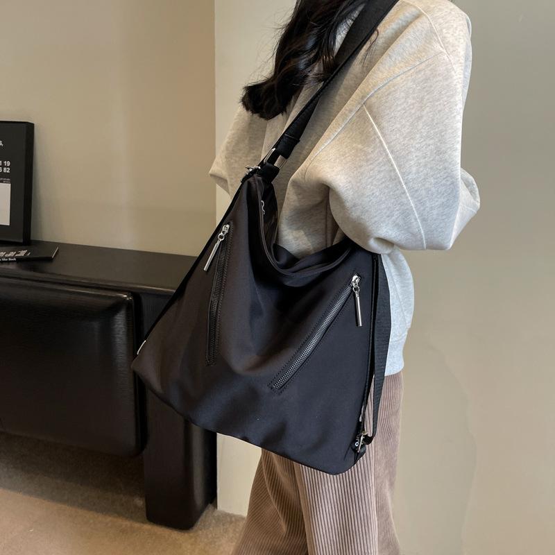 Tote bag women s new large-capacity backpack versatile shoulder messenger bag high-end going out backpack чёрный
Tote bag women s new large-capacity backpack versatile shoulder messenger bag high-end going out backpack чёрный