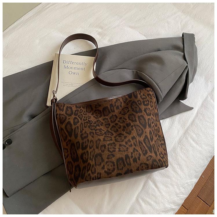 Winter simple retro leopard print large-capacity armpit bag high value casual commuting shoulder bag women
Winter simple retro leopard print large-capacity armpit bag high value casual commuting shoulder bag women