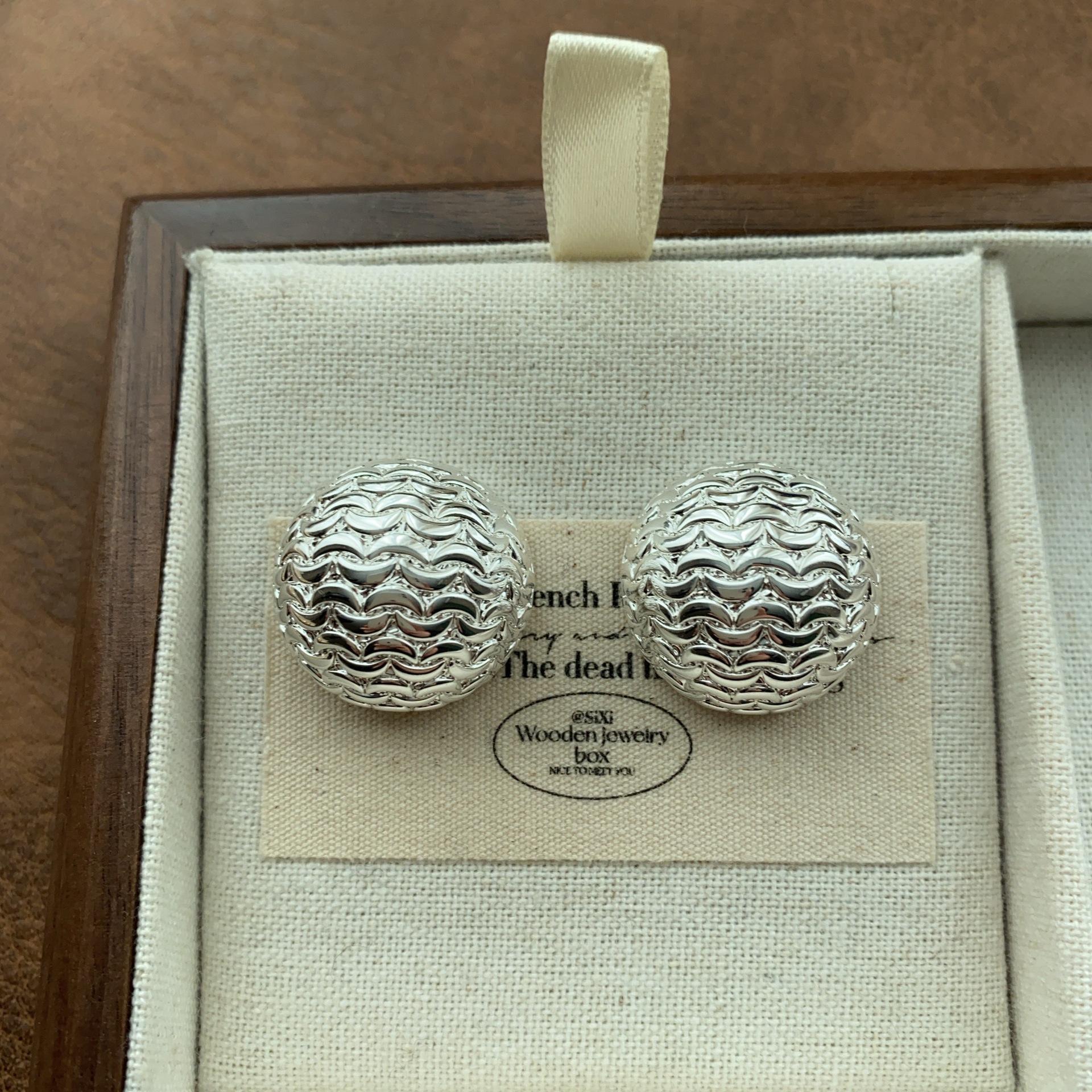 Metal round three-dimensional braided stud earrings temperament retro loose personalized earrings
Metal round three-dimensional braided stud earrings temperament retro loose personalized earrings