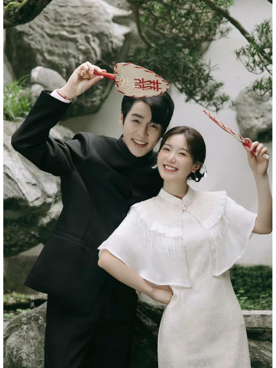 Retro Chinese Wedding Photography Props: Handheld Peach Blossom & Double Happiness Décor Wedding Photography Props
Retro Chinese Wedding Photography Props: Handheld Peach Blossom & Double Happiness Décor Wedding Photography Props