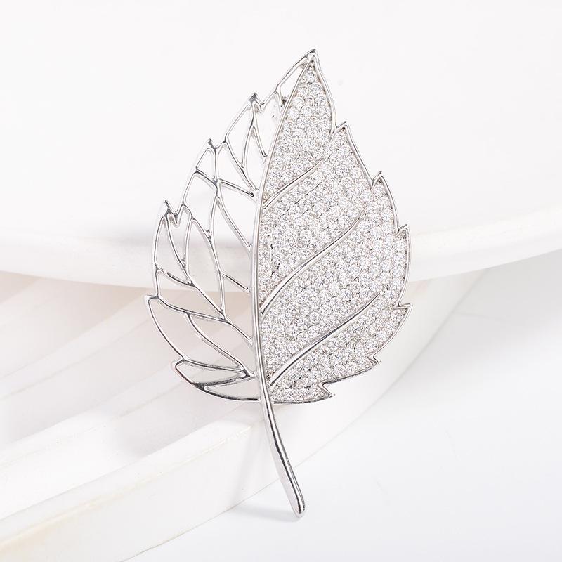 Stylish and exquisite hollow leaf brooch, high-end women s diamond-encrusted brooch, simple anti-light pin accessories
Stylish and exquisite hollow leaf brooch, high-end women s diamond-encrusted brooch, simple anti-light pin accessories