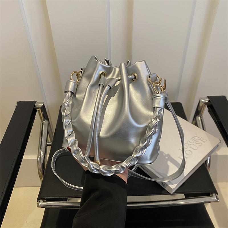 Большая женская вместительная сумка-ведро через плечо с одним плечевым ремнем, однотонная серебряный
Большая женская вместительная сумка-ведро через плечо с одним плечевым ремнем, однотонная серебряный