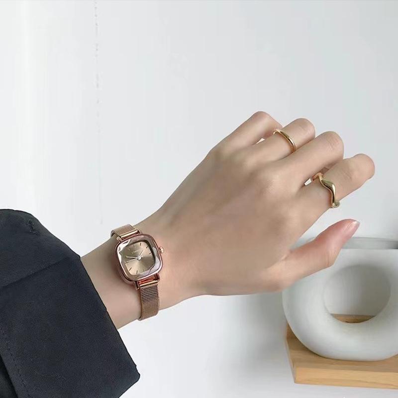 Винтажные квадратные женские часы с тонким ремешком - Ретро колледж Мори-гёрл стиль
Винтажные квадратные женские часы с тонким ремешком - Ретро колледж Мори-гёрл стиль