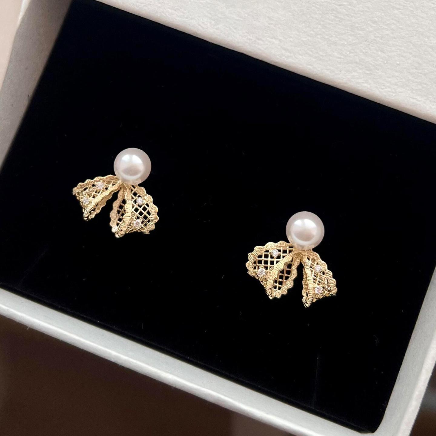 Light luxury and elegant lace ribbon hollow out bowknot pearl earrings for women unique high-end earings stud jewelry gifts золотой
Light luxury and elegant lace ribbon hollow out bowknot pearl earrings for women unique high-end earings stud jewelry gifts золотой