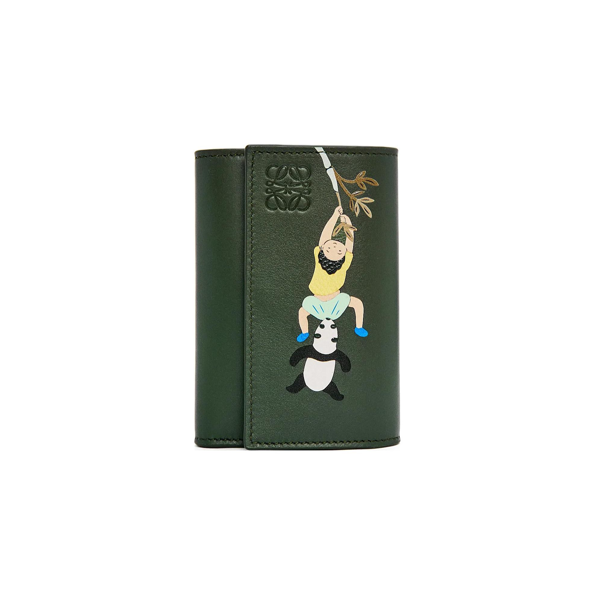Loewe X Suna Fujita Collaboration Spring Summer 2024 Panda Print Snap Closure Satin Leather Wallet Small Women Wallet Deep-Green C643S33X20-4360 Basic Set (Bag+Dust Bag)
Loewe X Suna Fujita Collaboration Spring Summer 2024 Panda Print Snap Closure Satin Leather Wallet Small Women Wallet Deep-Green C643S33X20-4360 Basic Set (Bag+Dust Bag)
