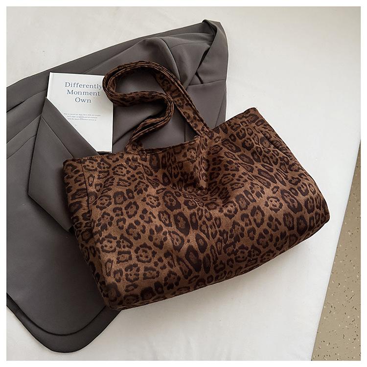 Premium leopard print tote bag women s 2025 new fashionable large-capacity commuter underarm bag retro shoulder bag tide леопард друку кольору
Premium leopard print tote bag women s 2025 new fashionable large-capacity commuter underarm bag retro shoulder bag tide леопард друку кольору
