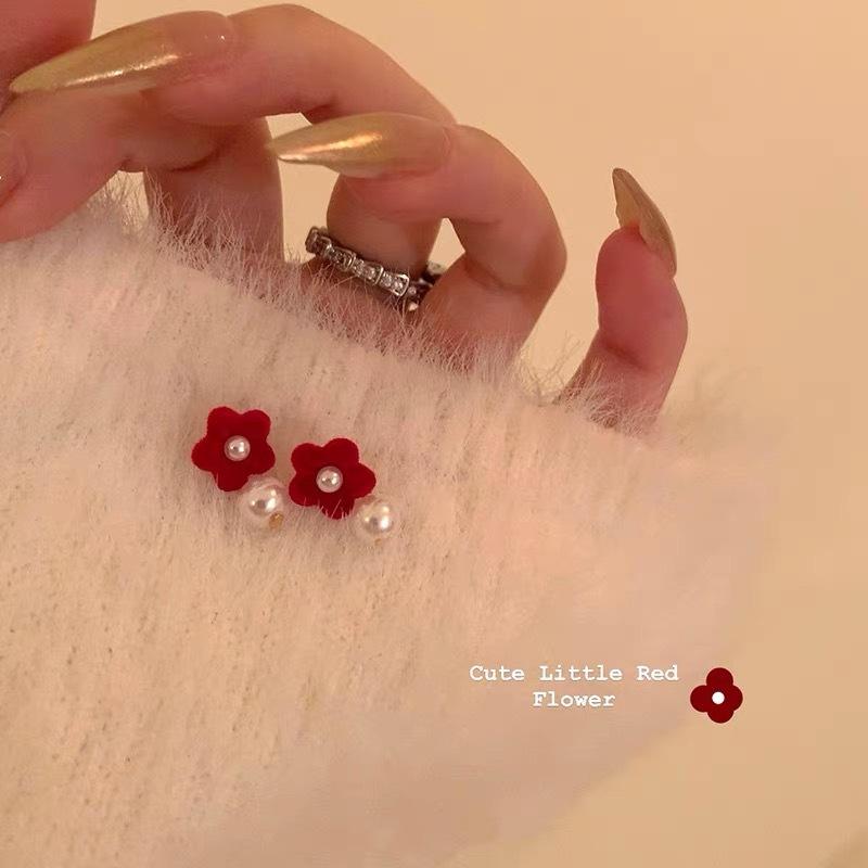 Velvet flower red earrings, new popular imitation pearl stud earrings, light luxury and high-end simple and versatile earrings.
Velvet flower red earrings, new popular imitation pearl stud earrings, light luxury and high-end simple and versatile earrings.