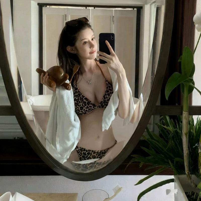 Internet celebrity bloggers sexy leopard print bikini lace-up three-point breasts gather babes island vacation swimsuit women S
Internet celebrity bloggers sexy leopard print bikini lace-up three-point breasts gather babes island vacation swimsuit women S