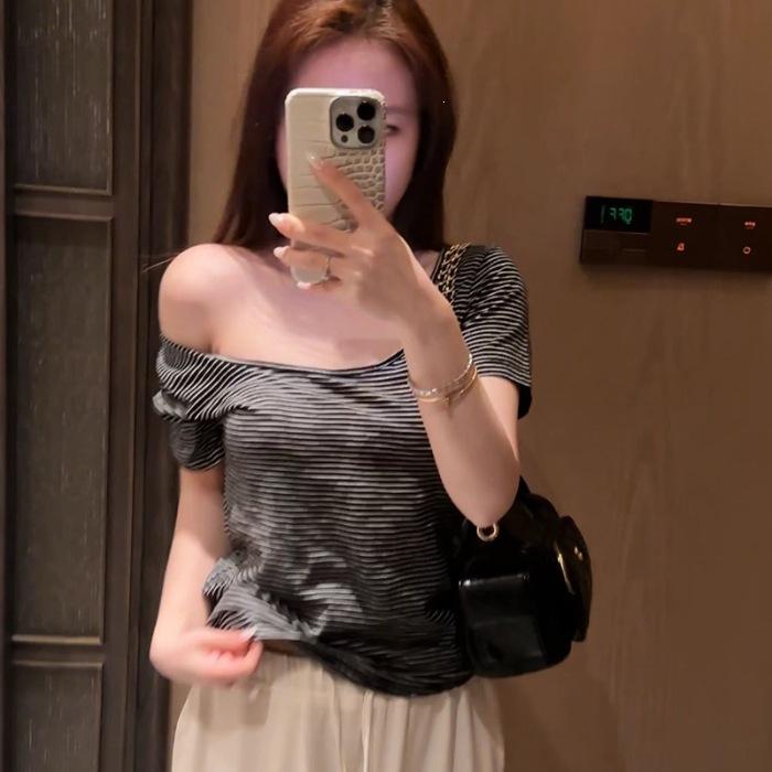 Striped short-sleeved t-shirt women s big neckline summer front shoulder Korean chic chic slim top XL
Striped short-sleeved t-shirt women s big neckline summer front shoulder Korean chic chic slim top XL